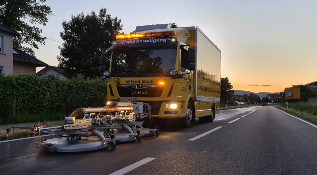 Ölspurbeseitigung auf der Fahrbahn – Fred Bank Freiburg