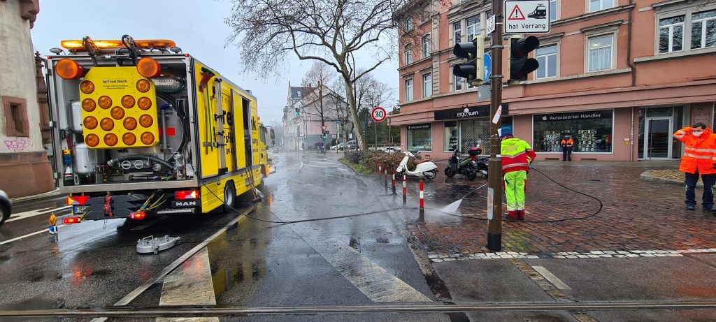 Verkehrsflächenreinigung mit Hochdruck – Fred Bank Freiburg