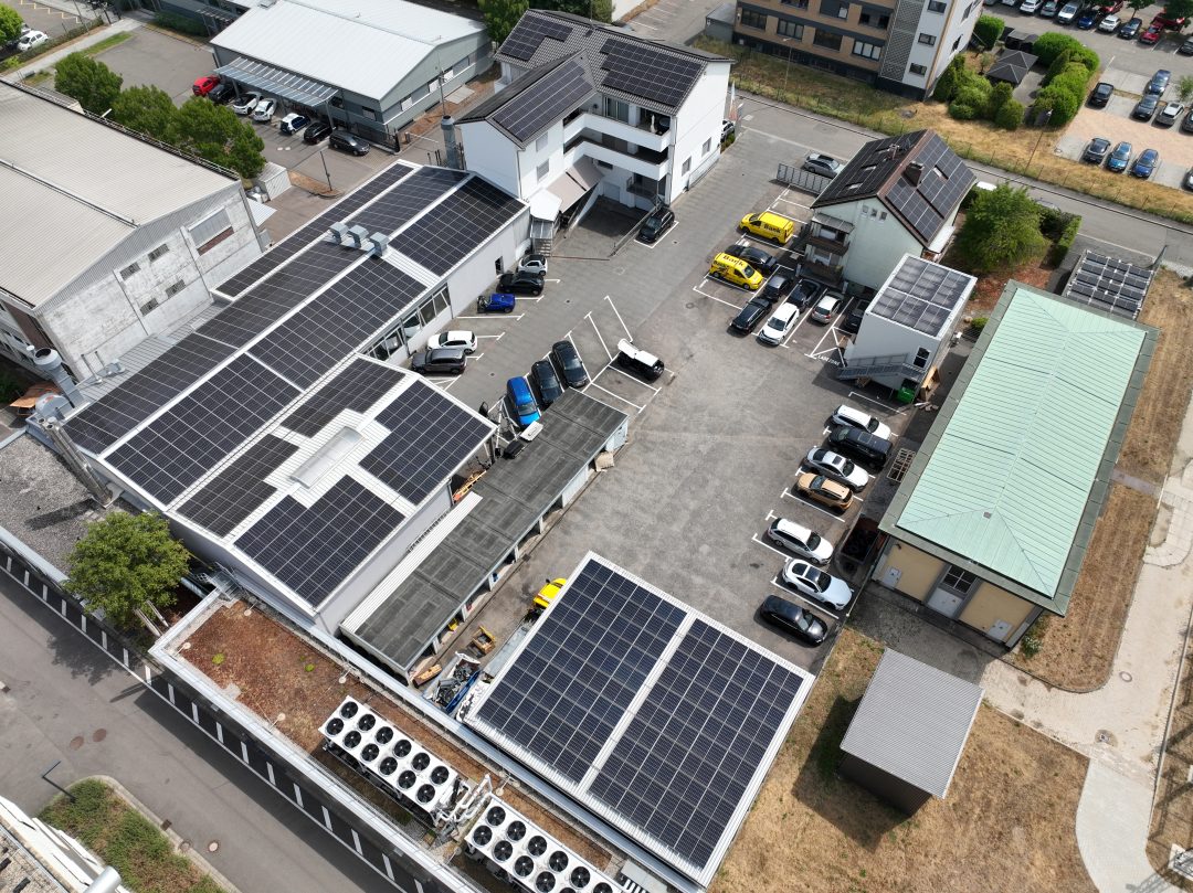 Luftaufnahme der Photovoltaikanlage auf den Dächern von Fred Bank
